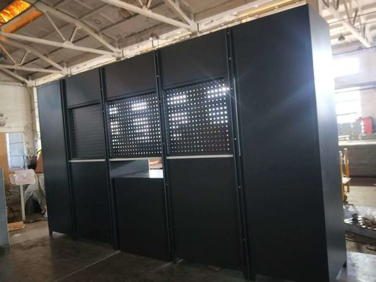 Ferramentas de loja de garagem marrom caixa de ferramentas mecânicas com rodas e mecanismo de bloqueio seguro