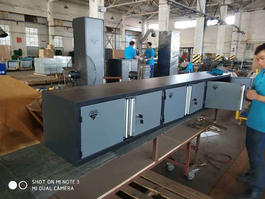 Ferramentas de loja de garagem marrom caixa de ferramentas mecânicas com rodas e mecanismo de bloqueio seguro