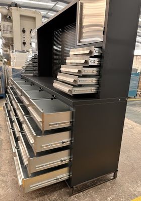 Simplifique o seu local de trabalho com esta bancada de trabalho e armazenamento de garagem modular profissional